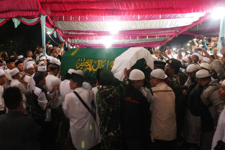 Ribuan pelayat iringi pemakaman Ustaz Arifin Ilham di Pondok Pesantren Az-Zikra Gunung Sindur, Kabupaten Bogor, Kamis (23/5/2019).