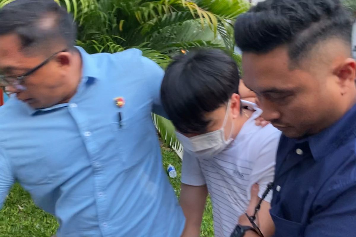 Pelaku intimidasi siswa SMA, Ivan Sugianto, di Mapolrestabes Surabaya, Kamis (14/11/2024).