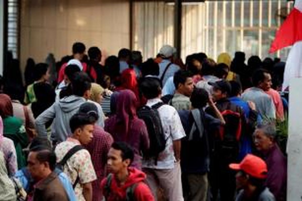 Warga mengantre membeli Tiket Harian Berjaminan (THB) di Stasiun Manggarai, Jakarta, Kamis (22/8/2013). PT KAI Commuter Jabodetabek resmi memberlakukan THB dengan tambahan biaya jaminan Rp 5.000, karena sejak 1 Juli 2013 sebanyak 800 ribu single trip e-ticketing hilang.