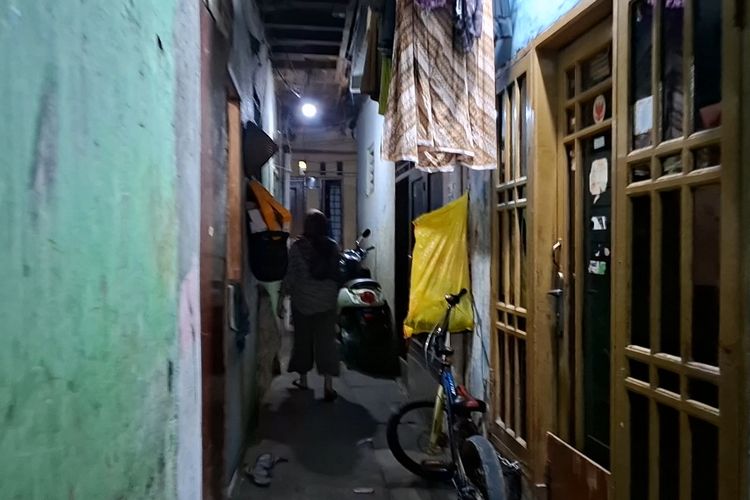 Potret RW Kumuh di Jakbar, Gang Sempit Tanpa Sinar Matahari dan Bau Got