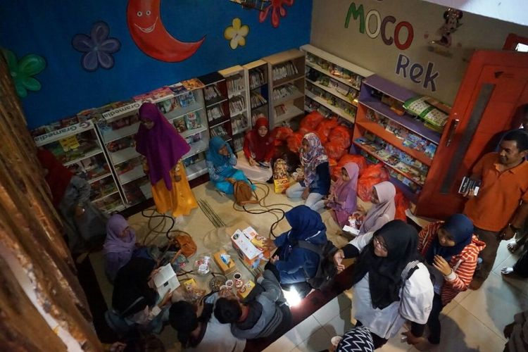 Suasana diskusi di ruangan baca Yayasan Bustanul Hikmah milik Fauzi, penjual jamu di Sidoarjo, Minggu (7/4/2017).