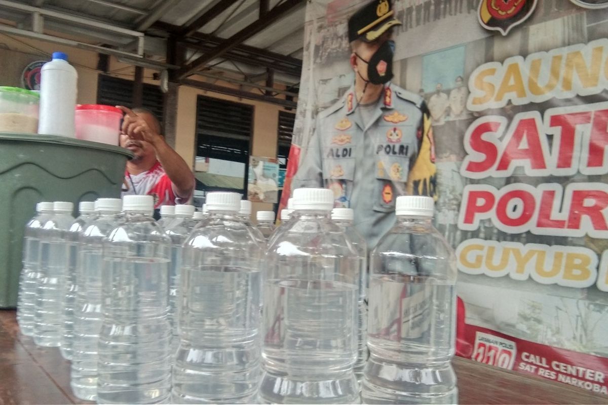 Barang bukti miras oplosan yang tewaskan delapan orang di Karawang, Jawa Barat.