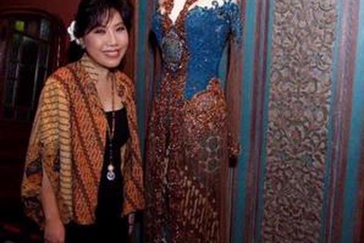 Perancang kebaya, Anne Avantie, saat jumpa pers di Rumah Pengantin, Grand Indonesia, Jakarta, Senin (28/2/2011). Anne menerima penghargaan dari Museum rekor Dunia Indonesia sebagai pelopor kebaya kontemporer di Jakarta Fashion & Food Festival 2011. KOMPAS IMAGES/BANAR FIL ARDHI