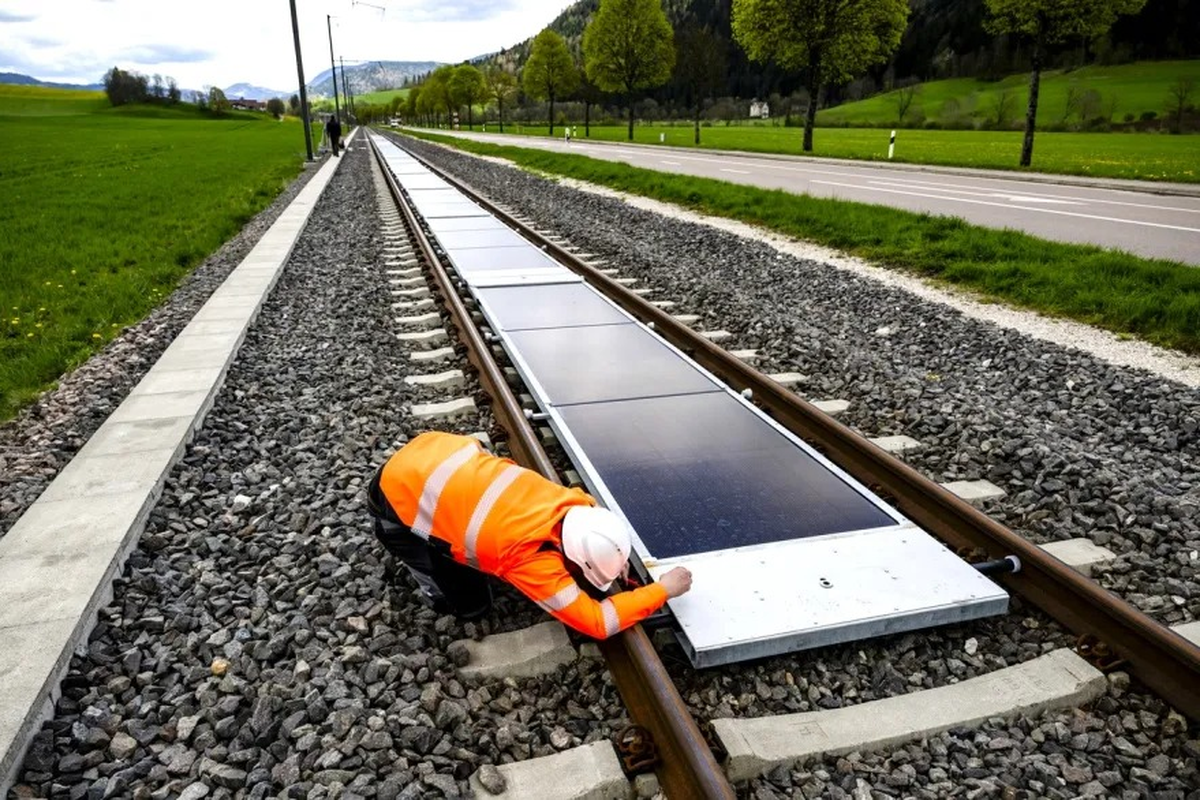The start-up Sun-Ways has installed solar panels between the rails of a line near Buttes in western Switzerland.