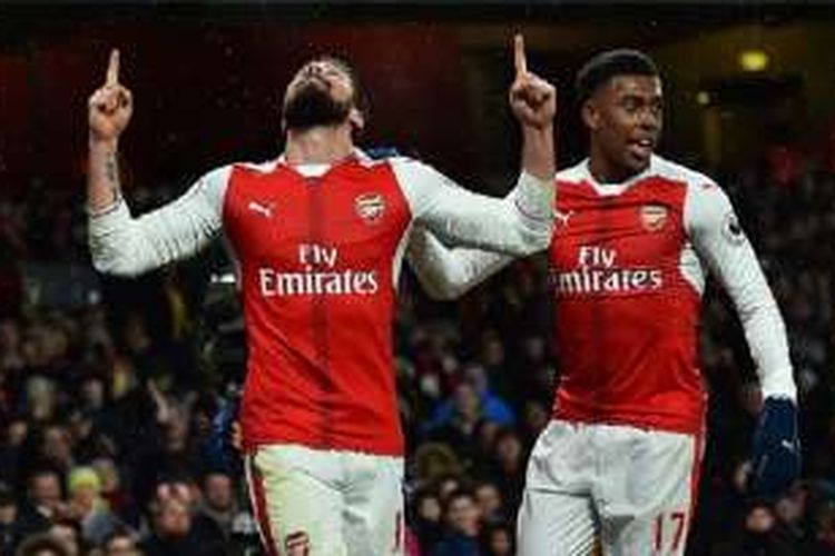 Alex Iwobi merayakan gol Olivier Giroud saat Arsenal menjamu Crystal Palace pada laga Premier League di Stadion Emirates, Minggu (1/1/2017).