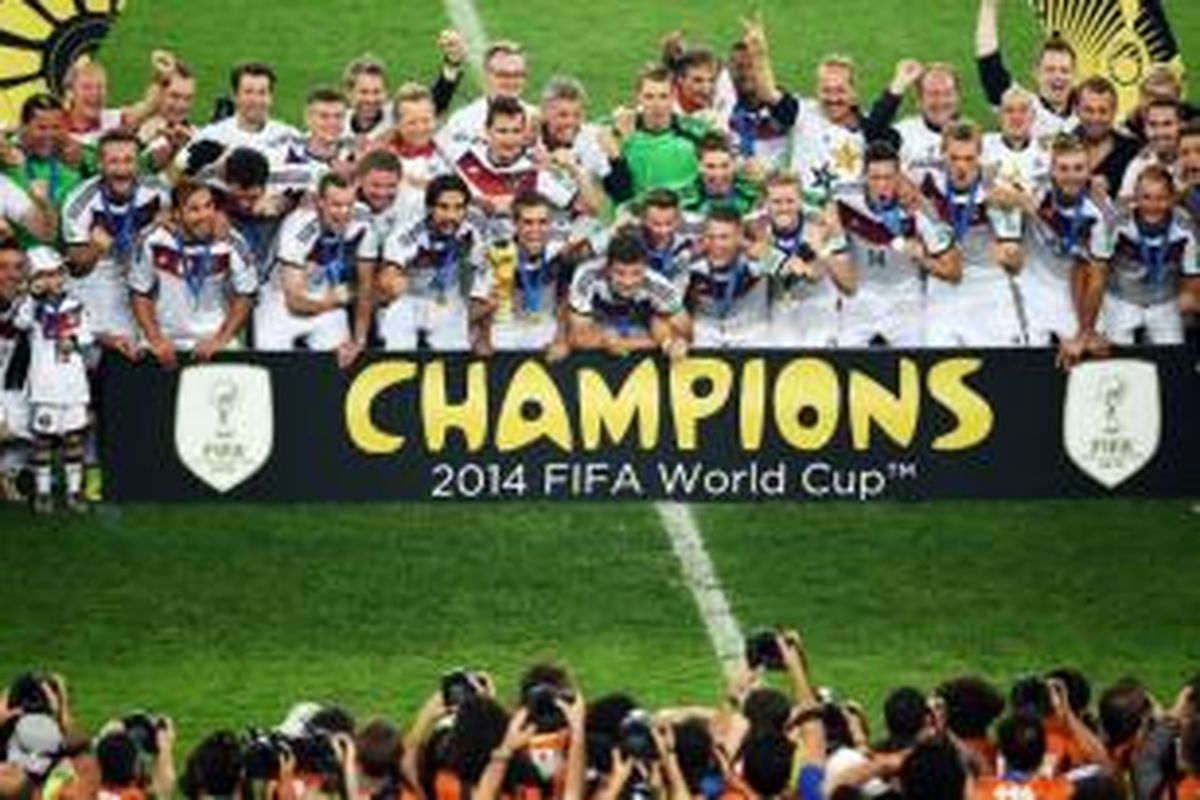 Tim nasional Jerman berfoto usai memenangi final Piala Dunia 2014 di Stadion Maracana, Rio de Janeiro, Brasil, Minggu (13/7/2014) atau Senin dini hari WIB.