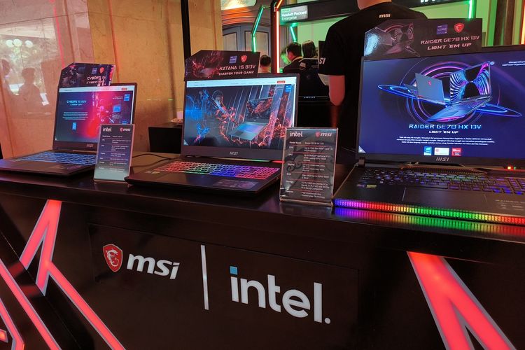 Laptop Asus, Lenovo, dan MSI yang ditenagai prosesor Intel Core Generasi ke-13 dipamerkan di sebuah acara di Hotel Shangri-La, Jakarta Pusat, Kamis (15/6/2023).