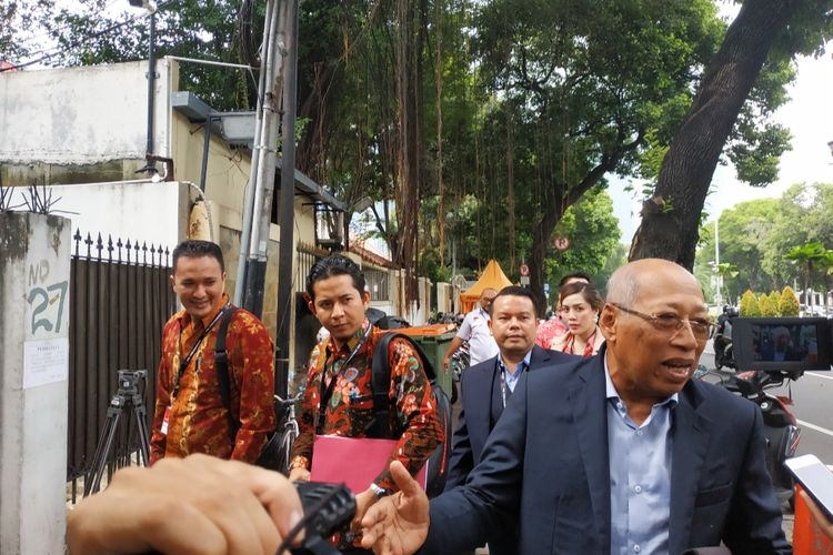 Anggota Tim Hukum PDI Perjuangan, I Wayan Sudirta, di Kantor KPU, Menteng, Jakarta Pusat, Kamis (16/1/2020).