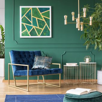 Ilustrasi ruang keluarga dengan warna cat dinding hijau. 