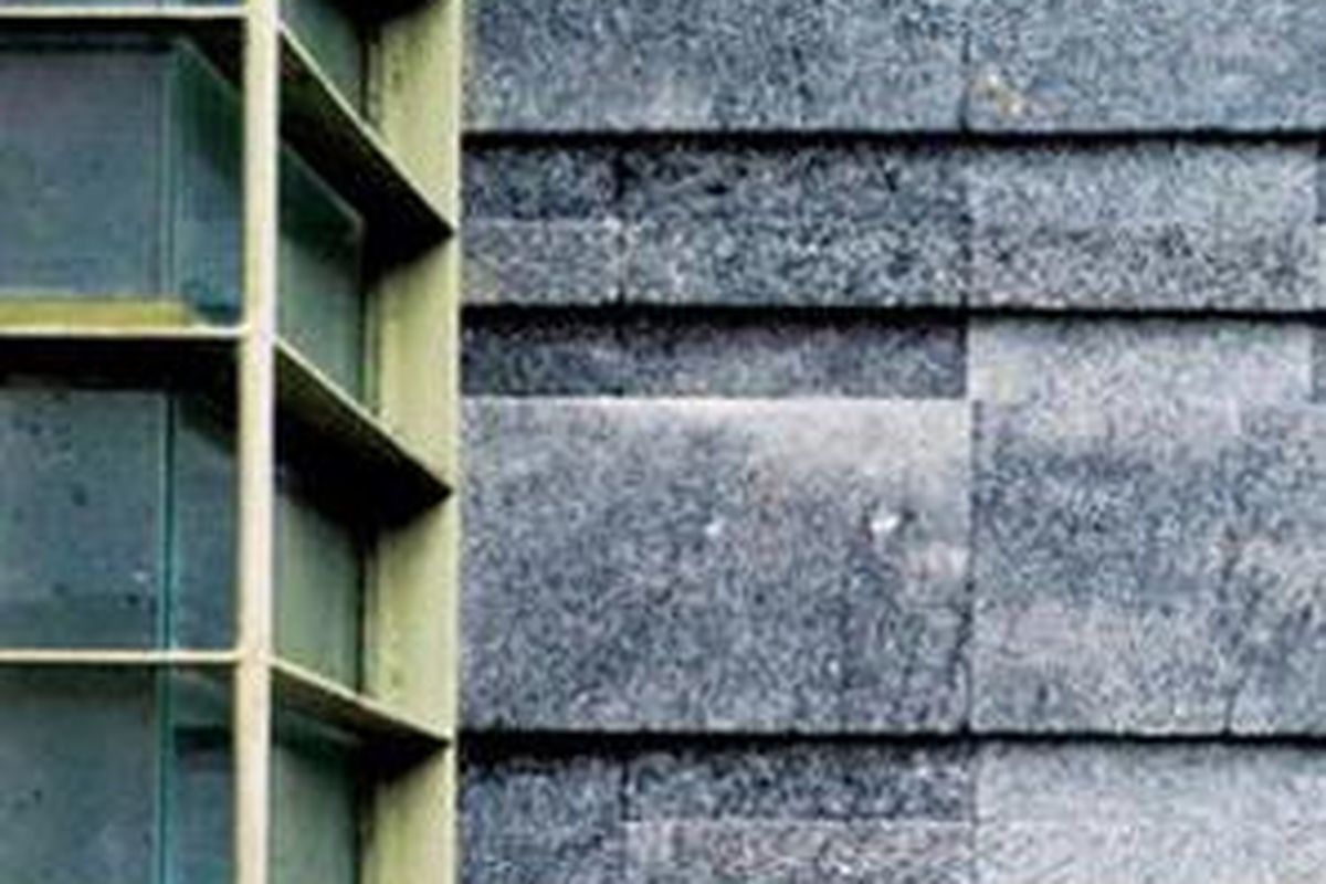 Dinding berlapis batu alam perlu penanganan khusus. Tekstur dan warnanya memberi kesan alami. Agar indah, batu dinding juga butuh perawatan.