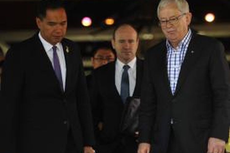 Menteri Perdagangan Gita Wirjawan dan Menteri Perdagangan Australia Andrew Robb setelah melakukan pembicaraan kerjsa sama perdagangan kedua negara, bersamaan saat berlangsungnya KTT APEC 2013 di Nusa Dua, Bali, Jumat (4/10/2013). 