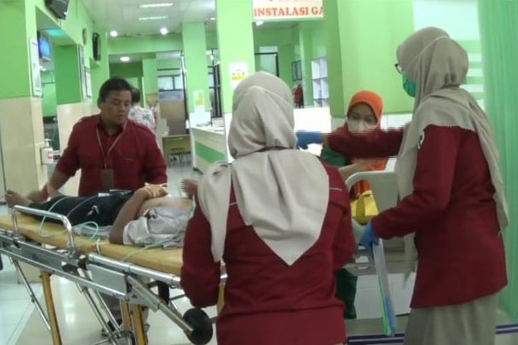 Seorang siswa SMP di Kabupaten Ngawi dilarikan ke RSUD Widodo karena kejang usai ditendang temannya. Aksi bullying berawal saat kedua siswa menunggu giliran sholat dhuhur, rencanan bercanda namun tendangan ke perut korban yang memiliki riwayat penyalit asma mebmuat korban kejang kejang sesak nafas.