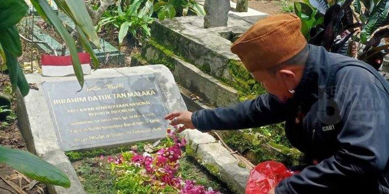 Simbol merah putih di pusara makam Tan Malaka saat masih ada di pemakaman umum Desa Selopanggung, Kecamatan Semen, Kabupaten Kediri. 