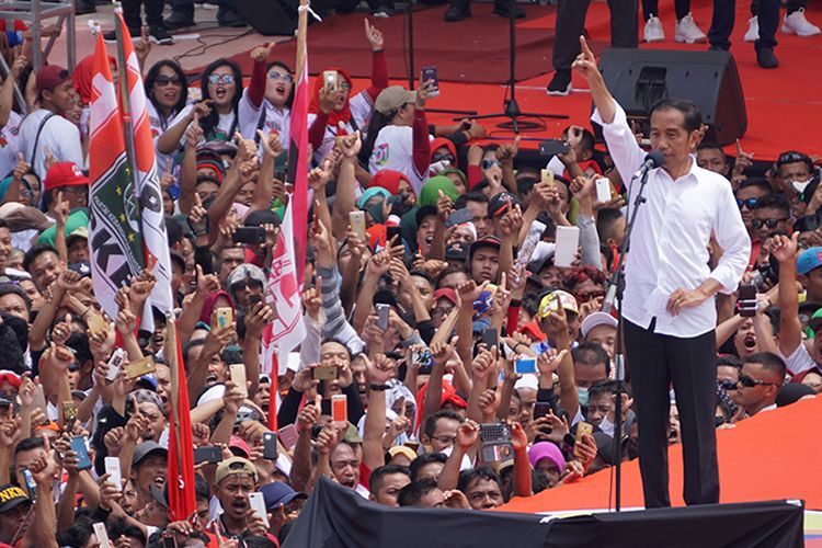 Joko Widodo (Jokowi) berkampanye sebagai calon wakil presiden di GOR Satria, Purwokerto, Banyumas, Jawa Tengah, Kamis (4/4/2019). Jokowi memenangkan Pilpres 2019 dan dilantik sebagai Presiden pada 20 Oktober 2019. Pada periode kedua pemerintahannya, Jokowi menyatakan akan fokus pada pengembangan sumber daya manusia. Itu akan jadi salah satu warisan (legacy) Jokowi.