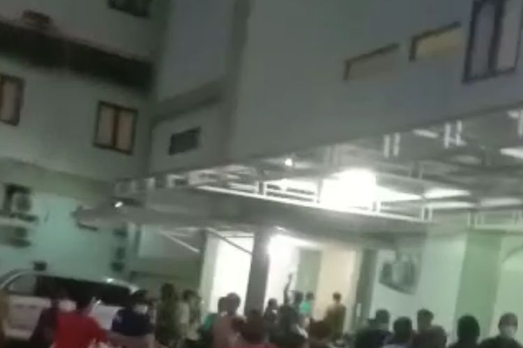 Tangkapan layar video yang memperlihatkan sejumlah pasien dan keluarga berhamburan dari gedung RS Balimed di Kabupaten Karangasem, Provinsi Bali, Selasa (13/12/2022).