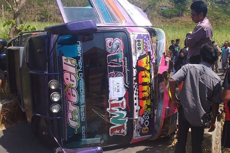 Sebuah minibus yang mengangkut belasan siswa SDN Srawung Kabupaten Sragen terbalik di jalan raya menuju wisata Srambang Jogorogo Kabupaten Ngawi. Tidak ada korban jiwa dalam insiden tersebut, siswa yang mengalami kecelakaan juga langsung meneruskan perjalanan ke Srambang, Senin (23/9/2019).