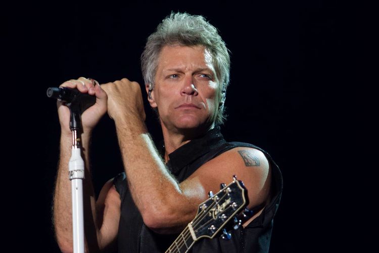 Vokalis grup band rock asal New Jersey, Amerika Serikat Bon Jovi, Jon Bon Jovi menghibur penggemarnya pada Konser Bon Jovi Live di Stadion Gelora Bung Karno, Jakarta, Jumat (11/9/2015). Jon Bon Jovi dinyatakan positif Covid-19, penampilan di Miami terpaksa dibatalkan. KOMPAS IMAGES/KRISTIANTO PURNOMO