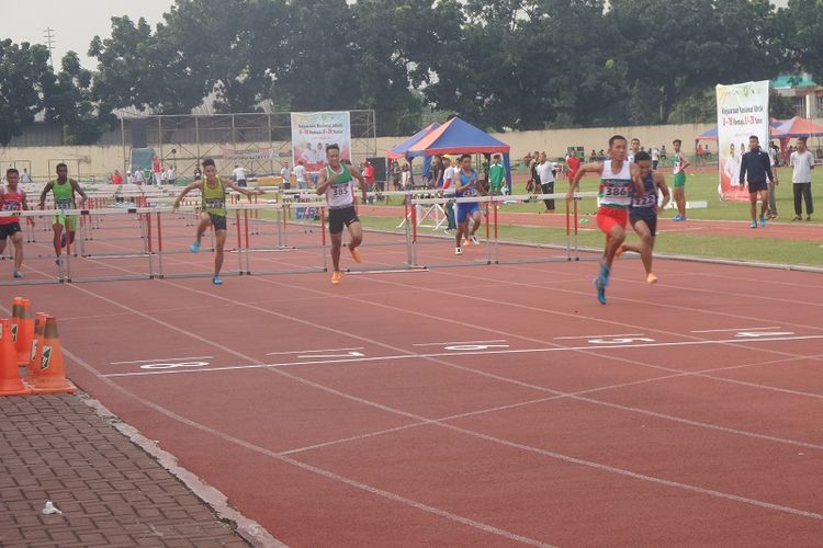 Para atlet putra sedang bersaing pada nomor lari 110 meter gawang Kejuaraan Nasional Atletik U-18 dan U-20 di Stadion Atletik Rawamangun, Jakarta, Jumat (21/4/2017).