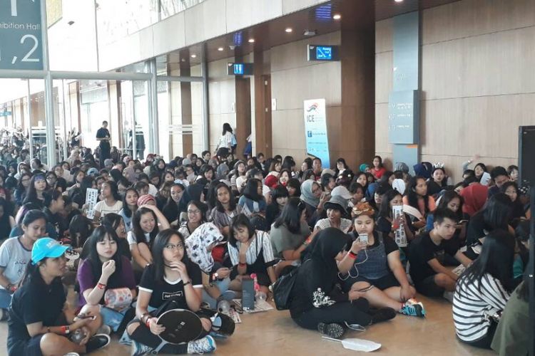 Para A.R.M.Y Indonesia duduk mengantre dengan rapi demi menunggu konser Bangtan Boys di Indonesia Convention Exhibition, BSD, Tangerang, Sabtu (29/4/2017).