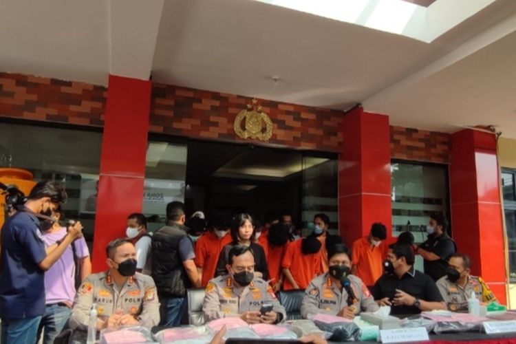 Polres Metro Jakarta Selatan menangkap sembilan pemuda yang membegal dua anggota TNI di Jalan Bumi, Kebayoran Baru, Jakarta Selatan, Sabtu (7/5/2022) pagi. 
