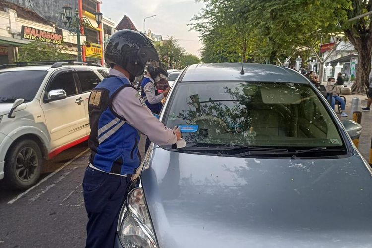 Petugas Dinas Perhubungan Daerah Istimewa Yogyakarta (DIY) melakukan penindakan terhadap mobil yang nekat parkir di bahu Jalan Malioboro. (Foto Dokumentasi Dishub DIY).