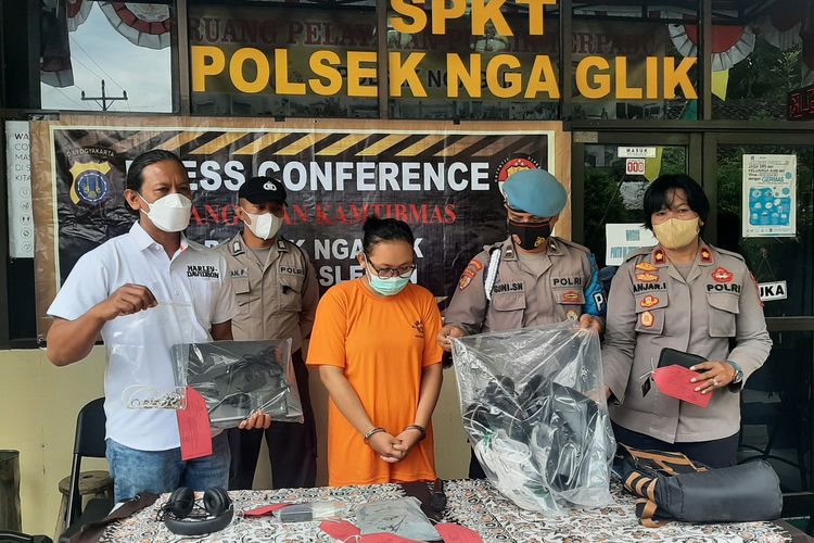 Kapolsek Ngaglik Kompol Anjar Istriani dan Kanit Reskrim Polsek Ngaglik Iptu Agus Setyo Wahyudi saat menunjukan barang bukti yang diamankan dari NK, pelaku pencurian di rumah pemain asing PSS Sleman Ze Valente.