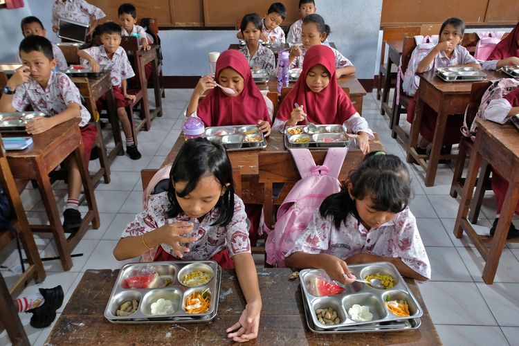 Sejumlah pelajar menyantap makanan yang disediakan Satuan Pelayanan Pemenuhan Gizi (SPPG) Tambakrejo di SD Negeri Tambakrejo, Purworejo, Jawa Tengah, Kamis (13/11/2025). SPPG yang dikelola oleh Yayasan Kemala Bhayangkari Polres Purworejo tersebut menerapkan prosedur ketat dan terperinci dalam melaksanakan program makan bergizi gratis (MBG) guna mendukung pembentukan generasi penerus bangsa yang sehat dan cerdas. 
