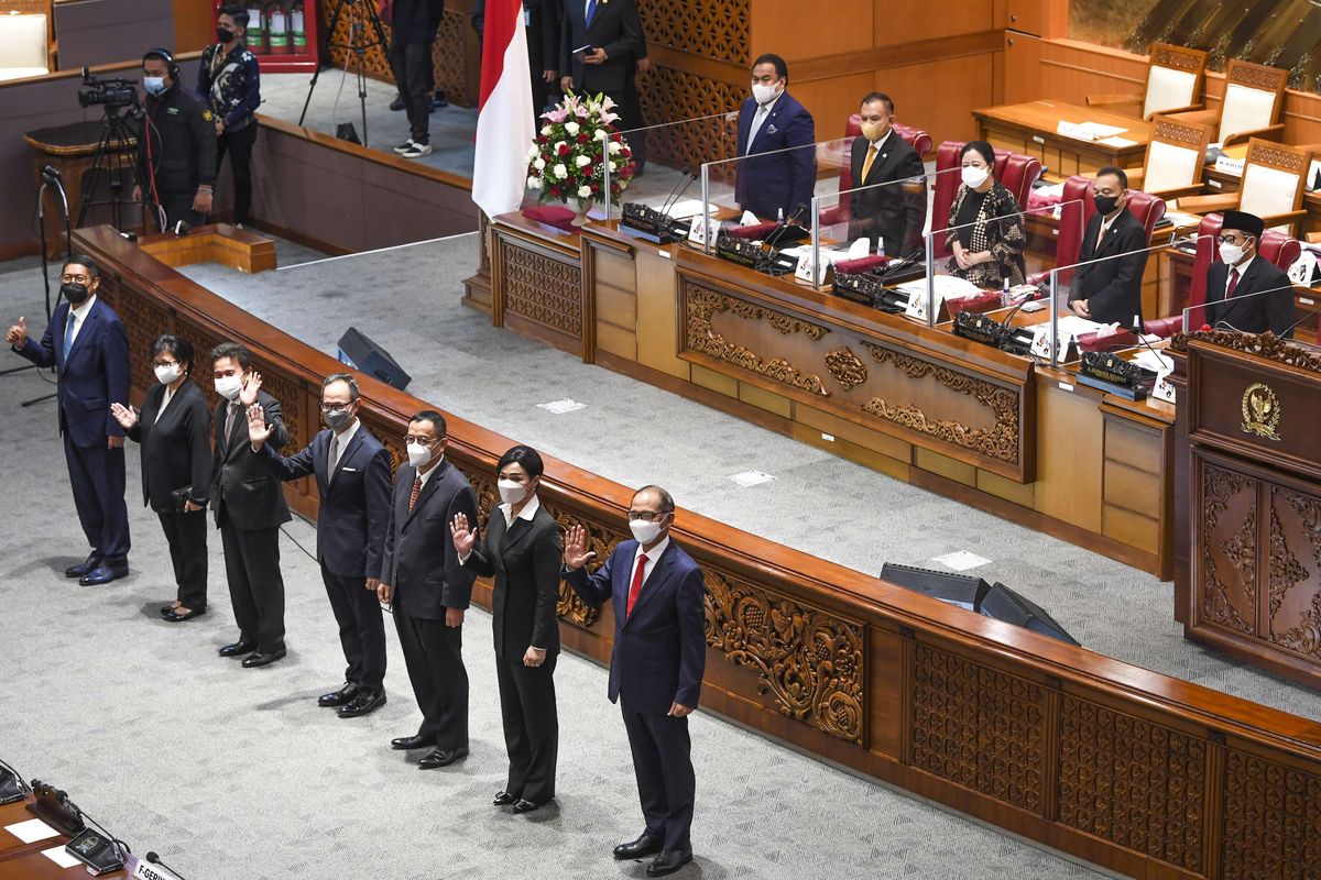 Ketua DPR Puan Maharani (tengah belakang) bersama Wakil Ketua DPR (dari kiri belakang)Rahmad Gobel, Lodewijk F Paulus, Sufmi Dasco Ahmad dan Muhaimin Iskandar menyaksikan perkenalan Ketua Dewan Komisioner OJK periode 2022-2027 Mahendra Siregar (depan tengah), Wakil Ketua Mirza Adityaswara (depan ketiga kiri), Kepala Eksekutif Pengawas Perbankan Dian Ediana Rae (depan ketiga kanan), Ketua Dewan Audit Sophia Issabella Watimena (depan kedua kiri), Anggota yang Membidangi Edukasi dan Perlindungan Konsumen Friderica Widyasari Dewi (depan kedua kanan), Kepala Eksekutif Pengawas Pasar Modal Inarno Djajadi (kiri), Kepala Eksekutif Pengawas IKNB Ogi Prastomiyono (kanan) saat Rapat Paripurna DPR RI ke-19 Masa Persidangan IV Tahun Sidang 2021-2022 di Kompleks Parlemen, Jakarta, Selasa (12/4/2022). Dalam rapat Paripurna tersebut DPR menetapkan tujuh Anggota Dewan Komisioner Otoritas Jasa Keuangan (OJK) periode 2022-2027 atas hasil uji kepatutan dan kelayakan Komisi IX.