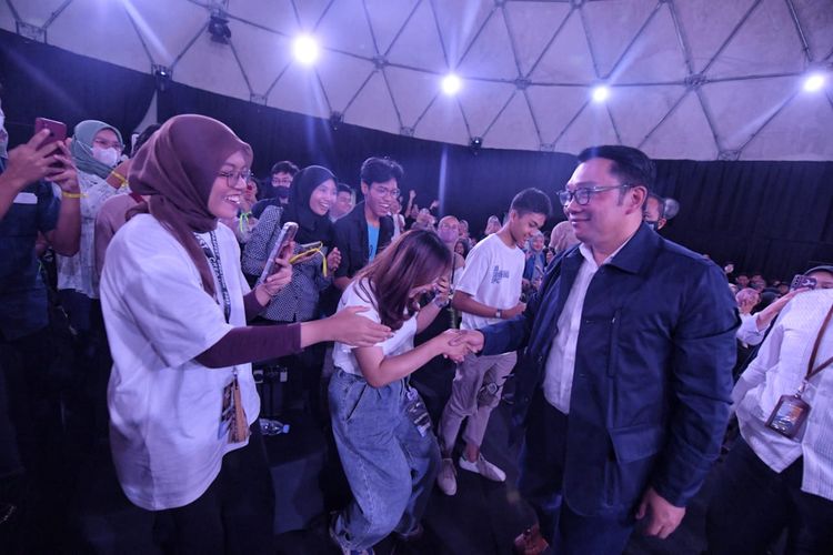 Gubernur Jawa Barat Ridwan Kamil saat menjadi narasumber dalam acara festival kreatif KompasFest Creation 2023 di Dome Area, Senayan Park, Jakarta, Minggu (18/6/2023).