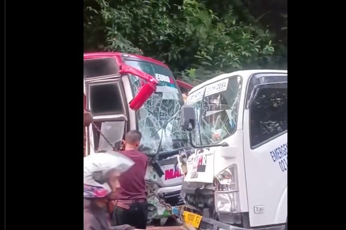  Kecelakaan beruntun terjadi di jalur Puncak Cianjur, Jawa Barat, tepatnya di kawasan Cibeureum, Cugenang, pada Sabtu (15/3/2025), yang melibatkan sejumlah kendaraan dan menyebabkan lima orang mengalami luka ringan.
