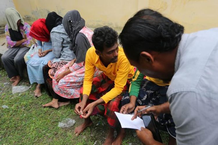 Personel Kepolisian Polres Aceh Barat mendata pengungsi Rohingya yang baru mendarat saat berada di tempat penampungan sementara di kantor Kecamatan Samatiga, Aceh Barat, Aceh, Rabu (20/03).