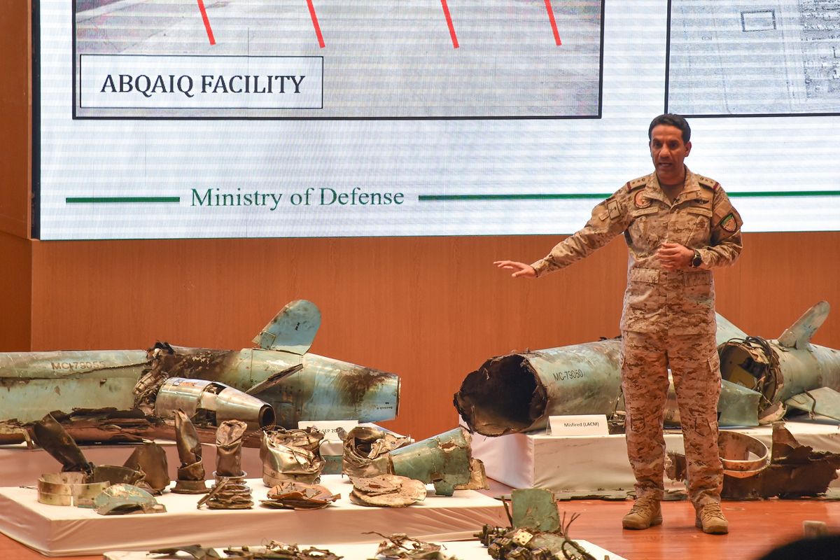 Juru bicara Kementerian Pertahanan Arab Saudi Kolonel Turki al-Maliki menunjukkan serpihan rudal penjelajah dan drone dari Iran yang diamankan dari kilang minyak Aramco di Abqaiq dan Khurais yang jadi lokasi serangan. Saudi pun langsung mengarahkan telunjuknya ke Iran sebagai pelaku serangan pada Sabtu dini hari (14/9/2019).