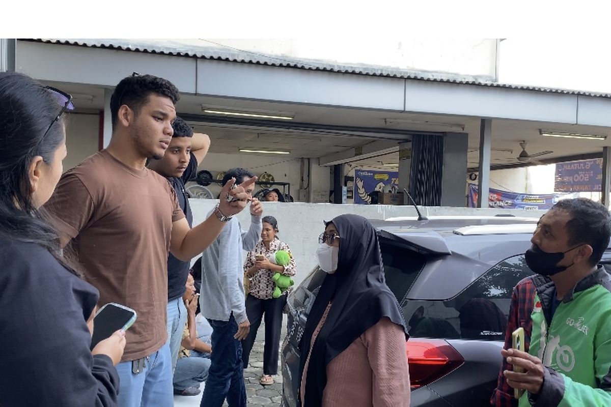 Petugas World minta maaf kepada warga yang datang karena toko tutup