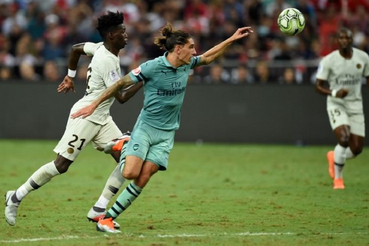 Hector Bellerin dan Timothy Weah mencoba mengejar bola pada pertandingan ICC 2018 antara Arsenal dan PSG di Singapura, 28 Juli 2018. 