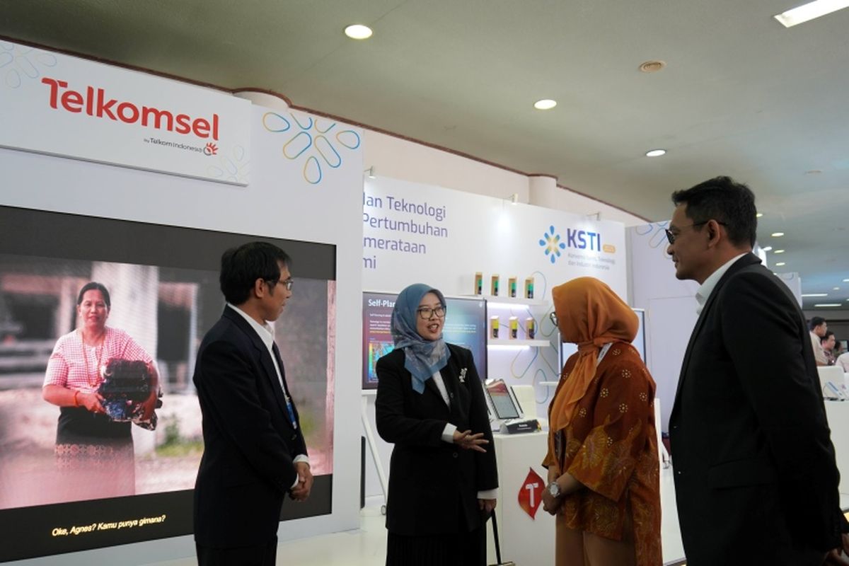 Stan Telkomsel di ajang KSTI 2025 menampilkan enam kapabilitas AI unggulan yang telah diimplementasikan di berbagai sektor dan memberi dampak positif terhadap ekonomi. 