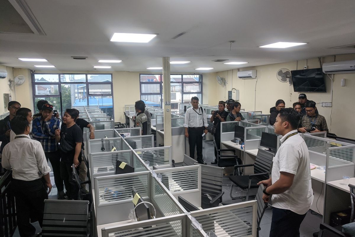 Penggerebekan kantor pinjaman online ilegal di Mall Pluit Village, Penjaringan, Jakarta Utara, Senin (23/12/2019)