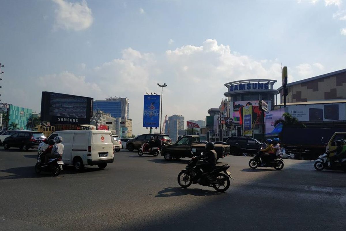 Arus lalu lintas di perempatan Jalan Jenderal Ahmad Yani, Bekasi.