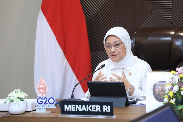 Menteri Ketenagakerjaan Ida Fauziyah masih menunggu hasil dialog secara Tripartit terkait upah minium 2023.