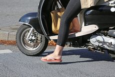 Perhatikan Bahaya Naik Motor Pakai Sandal Jepit Meski Tidak Ditilang