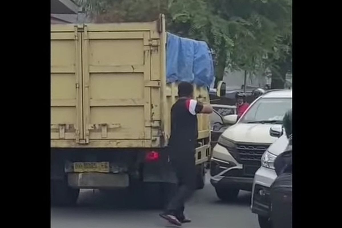 Sebuah video memperlihatkan proses penangkapan pelaku narkoba yang mengangkut 2 kg sabu-sabu dengan membawa istri dan anaknya yang masih berumur 4 tahun.