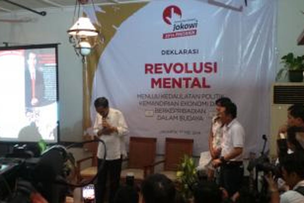 Bakal capres PDIP Joko Widodo bertemu dengan Komunitas Sahabat Jokowi di Warung Daun, Cikini, Jakarta Pusat. Sabtu (17/5/2014).