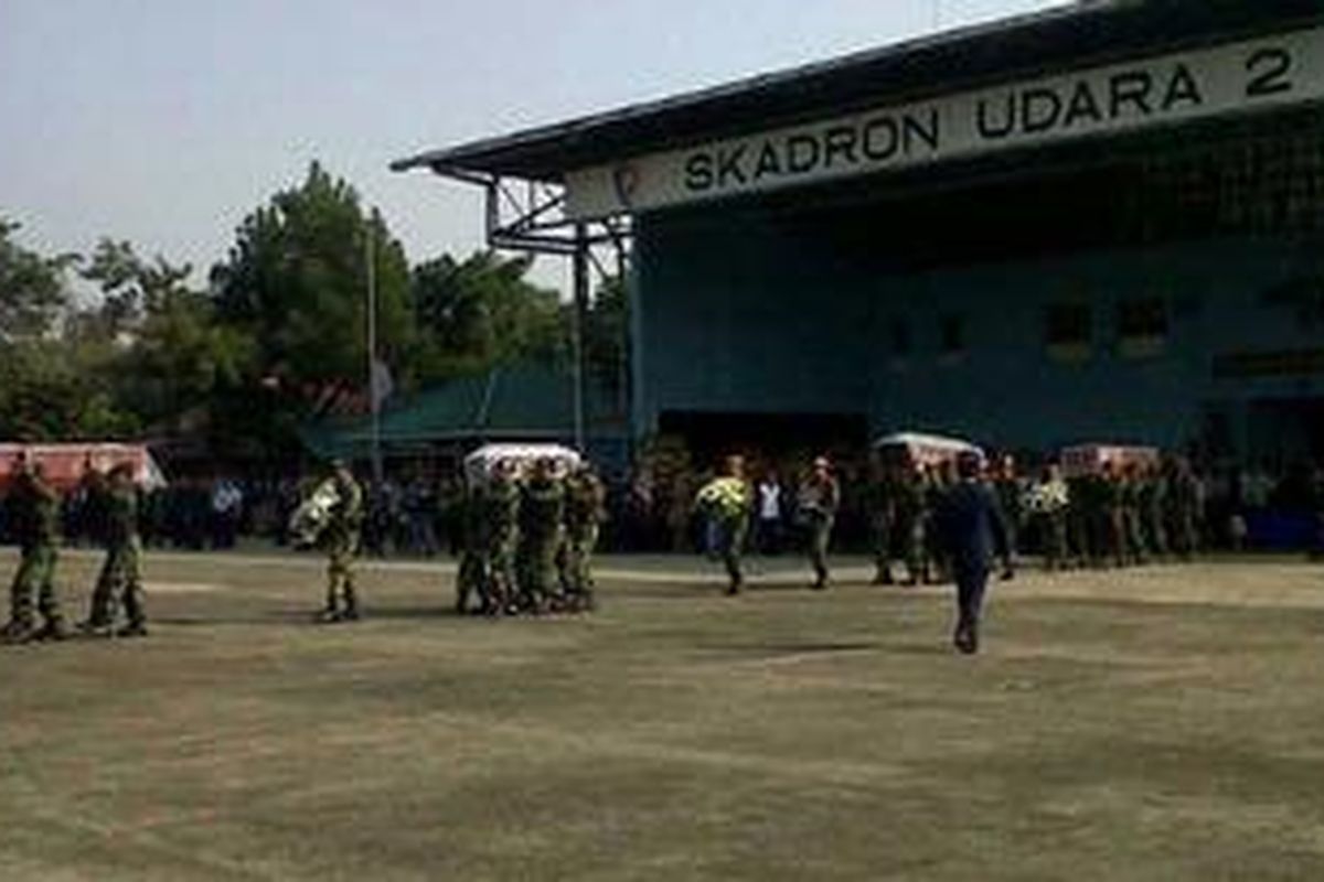 Korban yang gugur dalam kecelakaan pesawat Fokker 27, dibawa menuju pesawat C130 yang akan mengantar ke daerah asal korban, Jumat (22/6/2012).