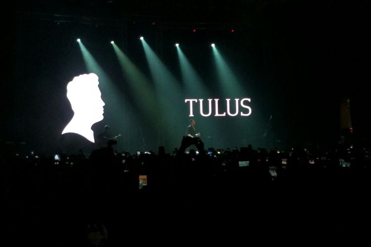 Penyanyi Tulus tampil dalam show di The Kasablanka Hall, kawasan Tebet, Jakarta Selatan, Selasa (30/7/2019).