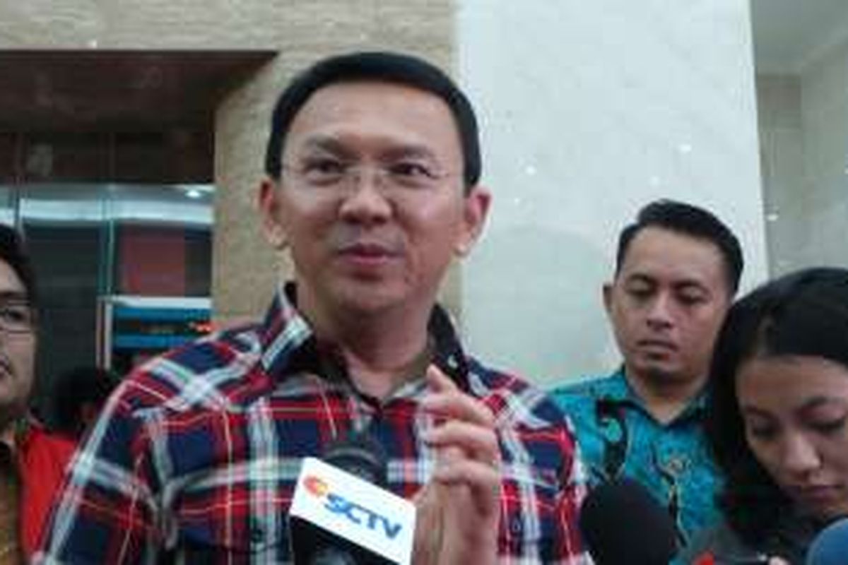 Calon gubernur petahana DKI Jakarta, Basuki Tjahaja Purnama (Ahok) seusai mengikuti konsolidasi bersama Partai Demokrasi Indonesia Perjuangan (PDI-P), di kantor DPP PDI-P, Jalan Diponegoro, Menteng, Jakarta Pusat, Senin (24/10/2016) malam. 