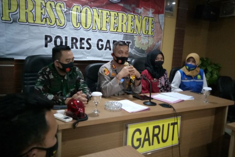 Kapolres Garut AKBP Dede Yudi Ferdiansyah, Dandim 0611 Garut Letkol CZI Deni Iskandar didampingi perwakilan Bapas dan P2TP2A saat melakukan ekspose kasus penurunan bendera merah putih di ruang rapat Mapolres Garut, Kamis (27/08/2020)