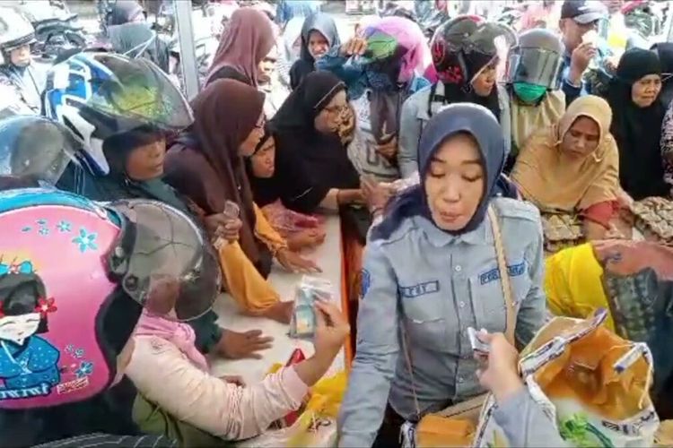 Ratusan warga berdesak-desak saat membeli bahan sembilan bahan pokok (sembako) di pasar murah yang dilaksanakan dalam pasar tradisonal Wameo, Kota Baubau, Sulawesi Tenggara, Senin (26 /6/ 2023).