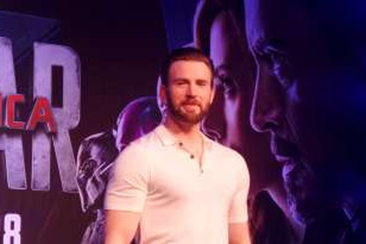 Aktor Chris Evans, pemeran superhero Captain America pada film Captain America: Civil War, diabadikan di Marina Bay Sands Convention Centre, Singapura, Kamis (21/4/2016).