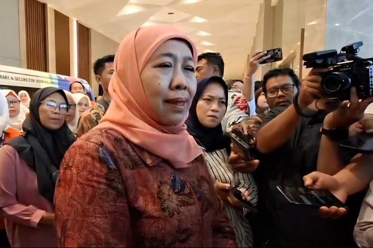 Gubernur Jatim Khofifah Indar Parawansa mengajak generasi muda menjadikan batik sebagai simbol gaya hidup berbudaya pada peringatan Hari Batik Nasional 2025.