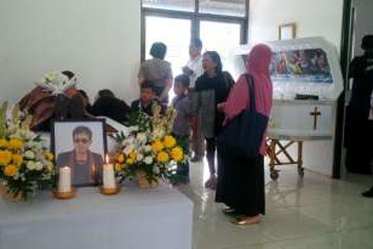 Jenazah penyanyi senior Eddy Silitonga disemayamkan di rumah duka RS Fatmawati, Cilandak Barat, Jakarta Selatan, Kamis (25/8/2016).