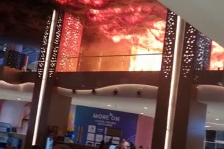 Suasana Gedung Trans Studio Mal Makassar yang Terbakar, Senin (24/4/2023)